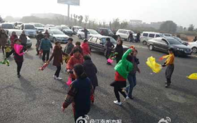 在高速路跳广场舞,大妈们的广场舞引发社会热议
