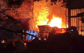 中国传媒大学一学生公寓附近起火,消防迅速扑灭，无人员伤亡